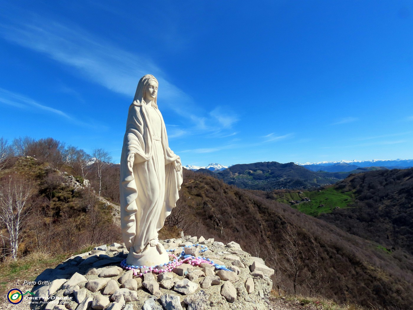 53 Alla bella bianca Madonnina (CAI-Alzano) del Costone (1195 m) che posso vedere da casa (Zogno).JPG